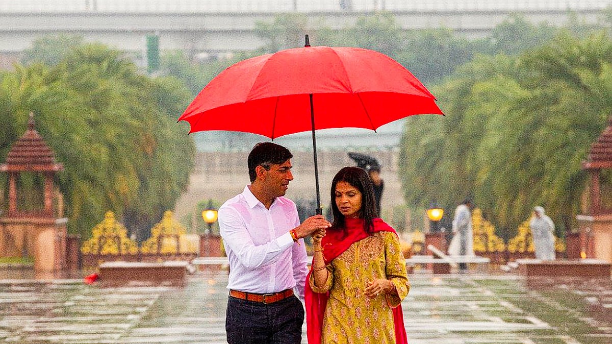 Rishi Sunak and wife Akshata Murty at Akshardham temple in Delhi
