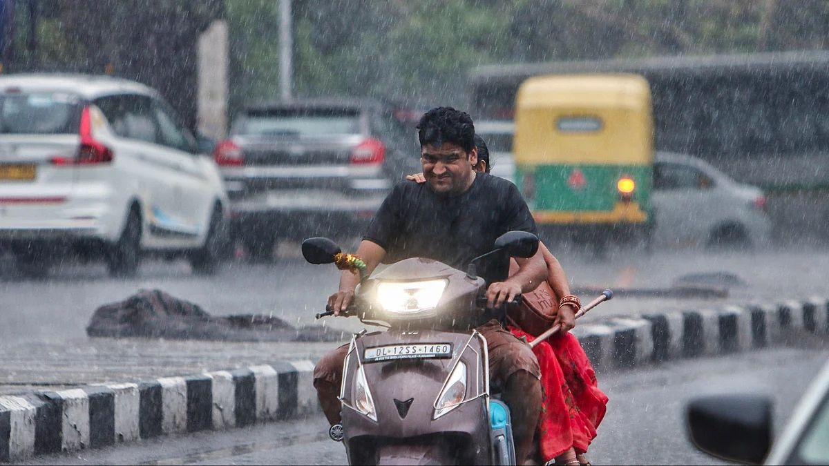 Commuters get drenched during rains, in New Delhi, Thursday, 27 June (photo: PTI)