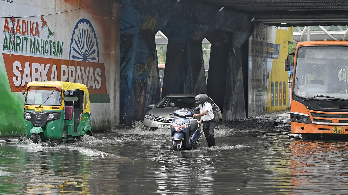 Delhi experienced severe waterlogging after heavy rains (photo: Vipin/National Herald)