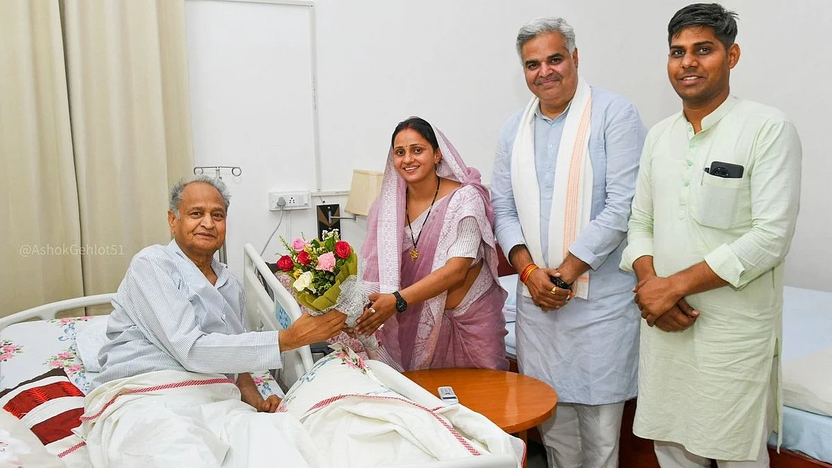 Newly elected MP Sanjana Jatav meets former CM Ashok Gehlot (photo: @ashokgehlot51/X)