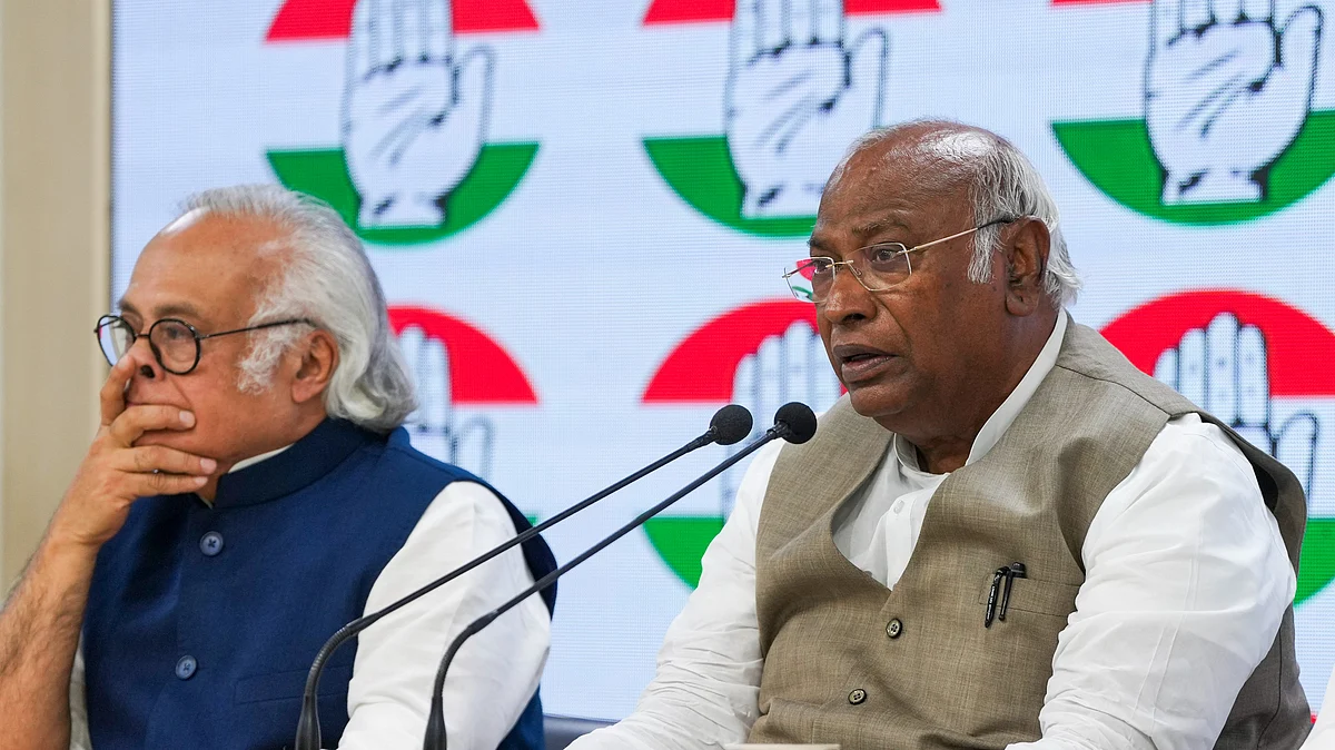 Mallikarjun Kharge and Jairam Ramesh at a press conference in New Delhi on 30 May (photo: PTI)