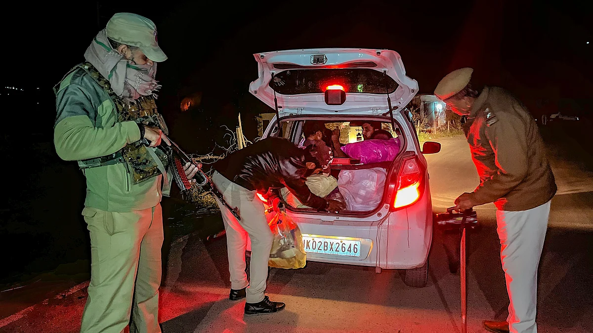 File photo of security personnel in cordon-and-search-operation(photo: NH Archives)