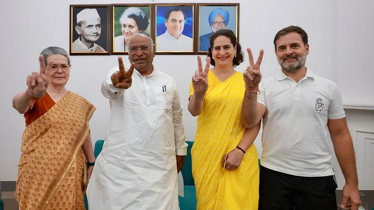 Sonia Gandhi, Mallikarjun Kharge, Priyanka Gandhi Vadra, Rahul Gandhi sign 'V' (photo: @parvezalamINC/X)