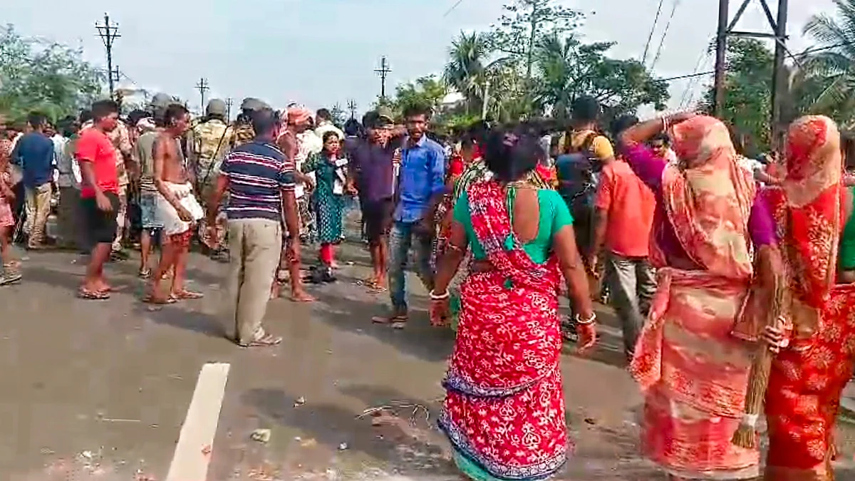 Security personnel and locals clash in Sandeshkhali on 1 May (photo: PTI)