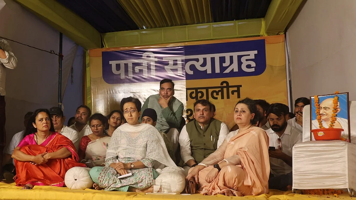 TMC leaders meets Atishi during her hunger strike in New Delhi on 24 June (photo: Vipin/NH) 