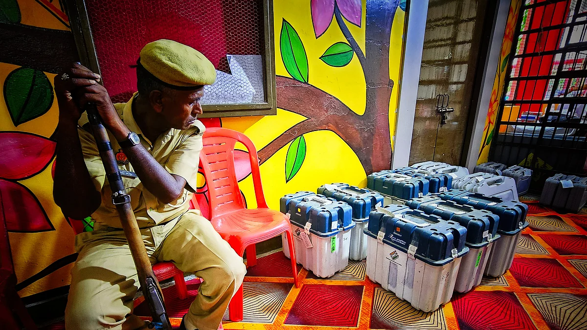 EVMs under watch before the final phase of polling in the Lok Sabha elections (photo: @ECISVEEP/X)