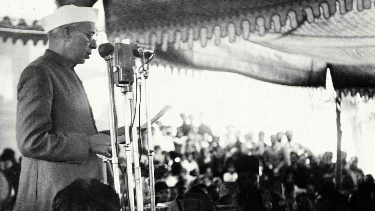 Jawaharlal Nehru addresses the AMU convocation at Aligarh, 1948