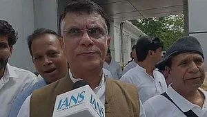 Pawan Khera at Congress office on 4 June (photo: IANS)