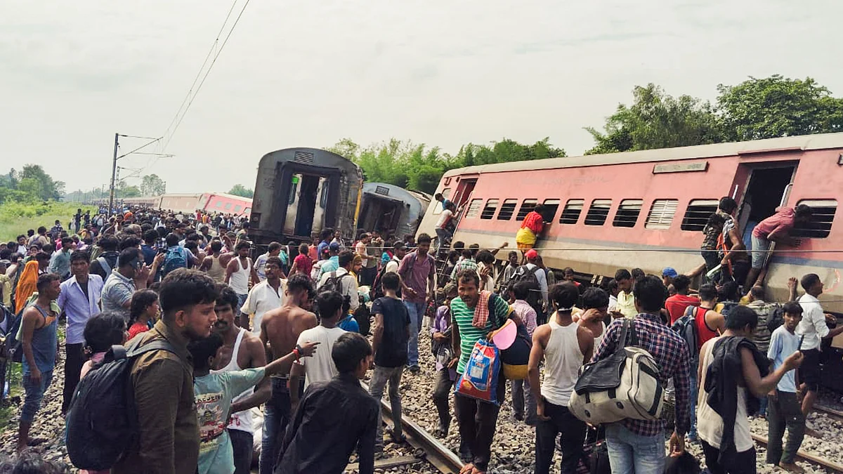 Passengers and locals gather after the accident in Gonda on 18 July (photo: PTI)