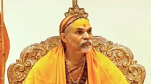 Spreading half-truths is a crime: Shankaracharya defends Rahul Gandhi