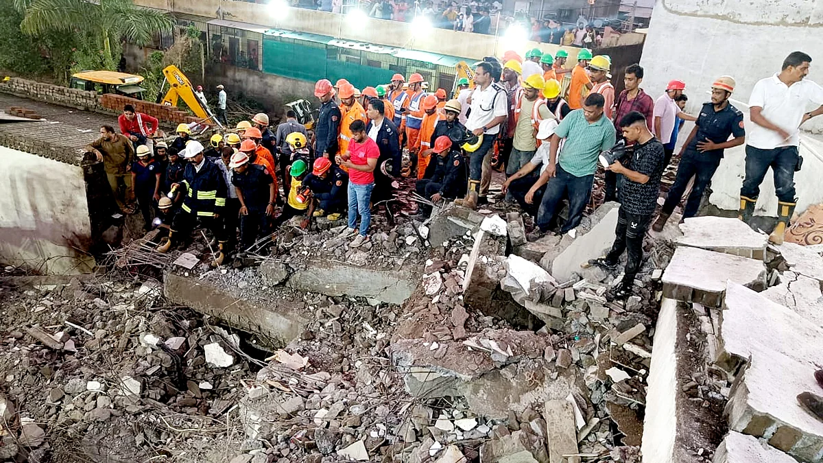 NDRF officials and others during the rescue operation in Surat on 6 July (photo: PTI)