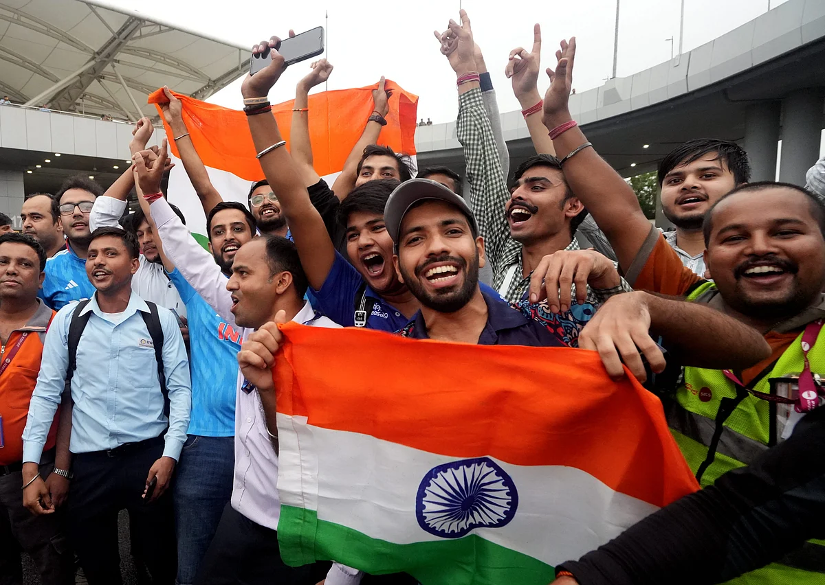 Fans gather to welcome the T20 World Cup-winning Indian cricket team at New Delhi airport (photo: PTI)