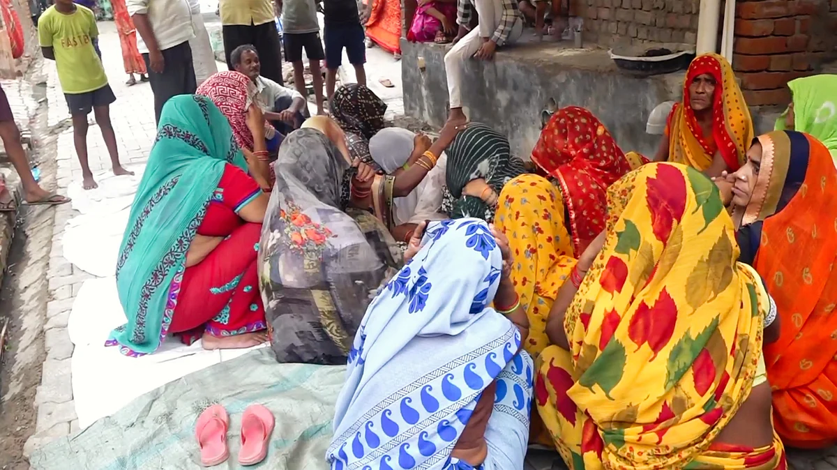 Families of Hathras stampede victims grieve the tragedy (photo: PTI)