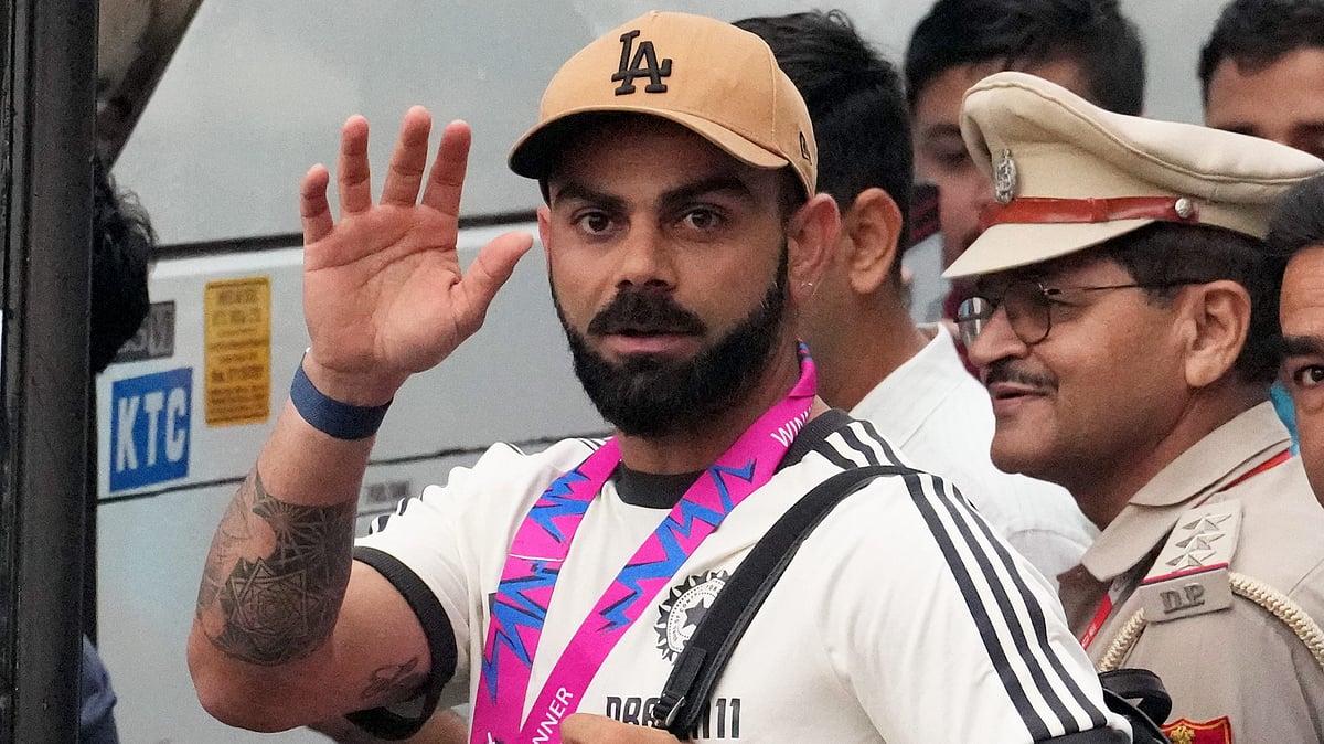 Cricketer Virat Kohli waves upon his arrival at New Delhi airport, 4 July (photo: PTI)