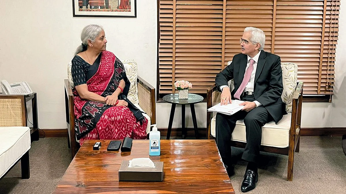 Nirmala Sitharaman with Shaktikanta Das in New Delhi on 6 July (photo: PTI)