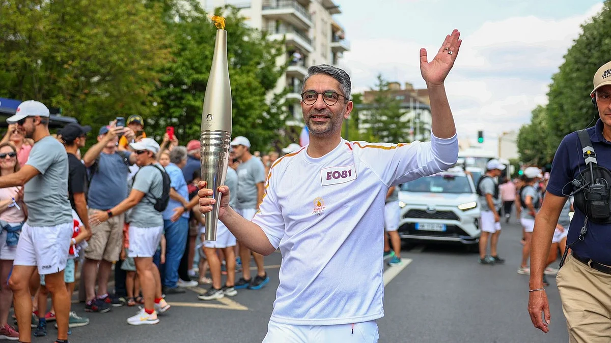 Abhinav Bindra with the Olympic flame (photo: @Abhinav_Bindra/X)