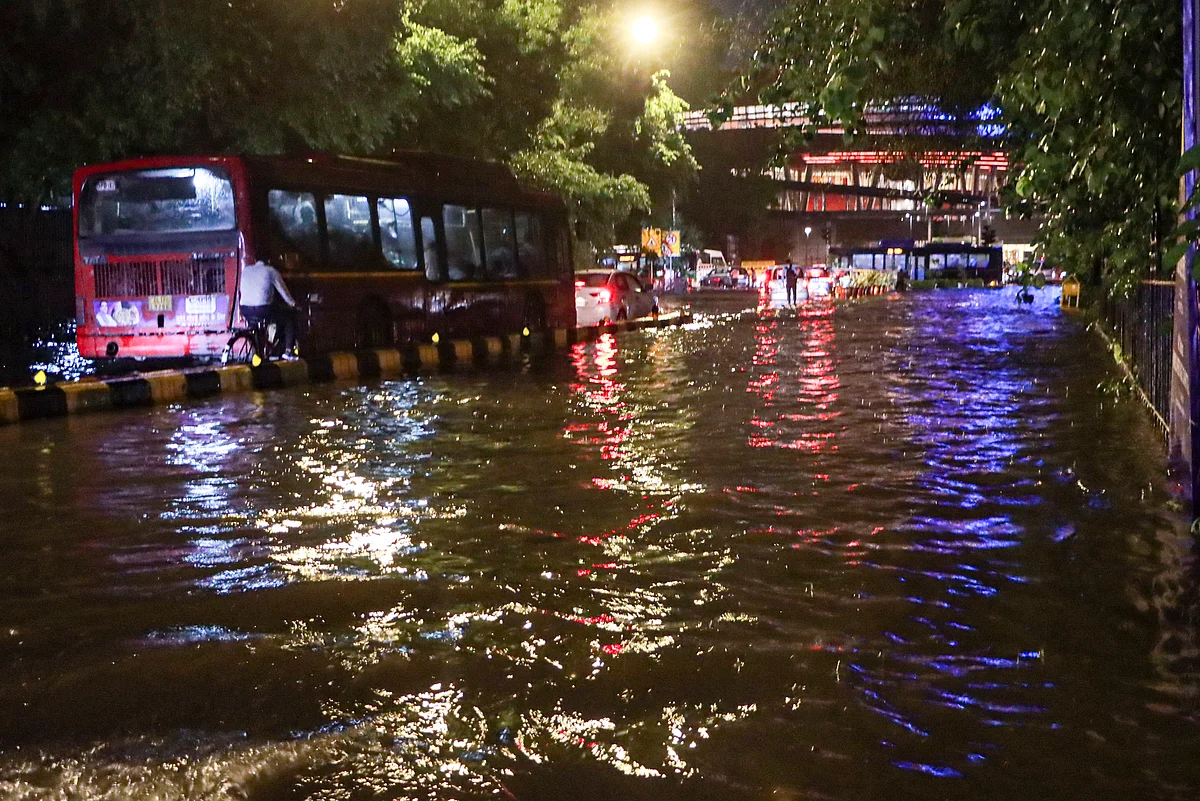 Vehicles stuck in a traffic jam in Delhi due to heavy rainfall (photo: PTI)