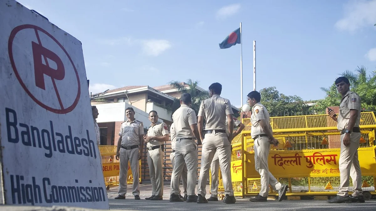 Policemen outside Bangladesh High commission in New Delhi on 5 August (photo: Vipin/NH)