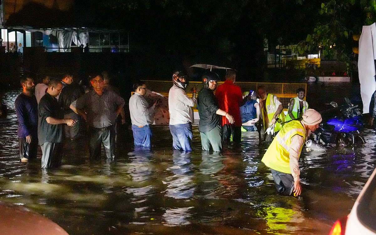 The rain led to severe traffic congestion, leaving many stranded as roads turned into rivers (photo: PTI)