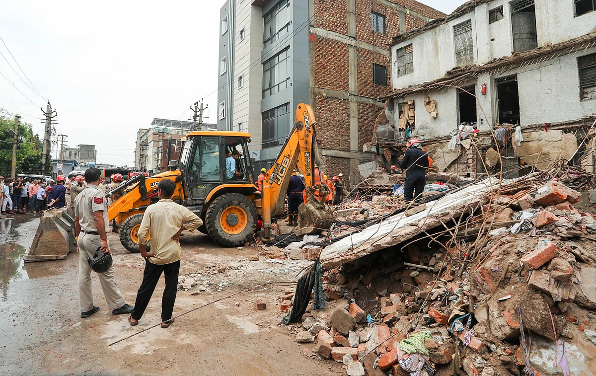 Emergency services, including the National Disaster Response Force and local police, conducted rescue operations until evening (photo: PTI)