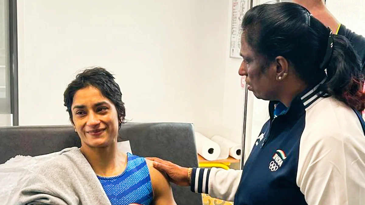 Indian Olympics Association chief P.T. Usha meets wrestler Vinesh Phogat in hospital (photo: PTI)