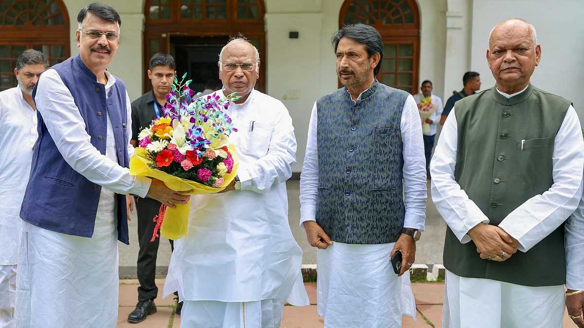 Jharkhand Congress leaders greet Mallikarjun Kharge in New Delhi (photo: PTI)
