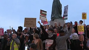 UK: Thousands of anti-racism protesters take to streets after days of unrest