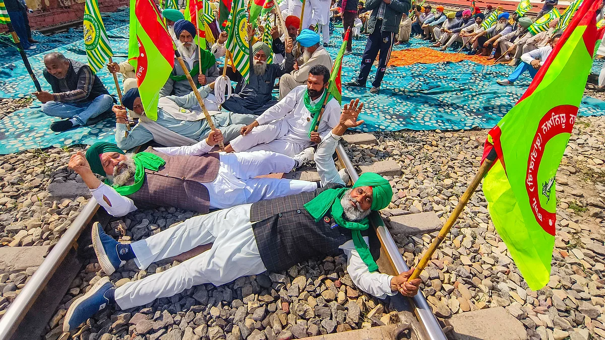 Members of Kisan Mazdoor Sangharsh Committee block train tracks (photo: PTI)