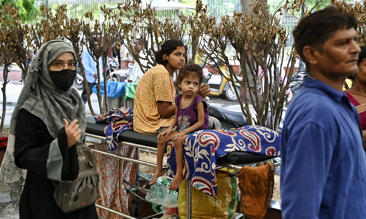 Patients wait for medical care at a Delhi hospital amid doctors' strike, 17 Aug 2024 (photo: Vipin)