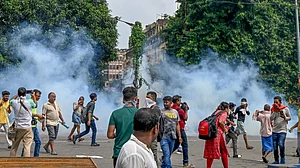 Nabanna Abhijan: Police, protestors in pitched battle; BJP calls Bengal Bandh