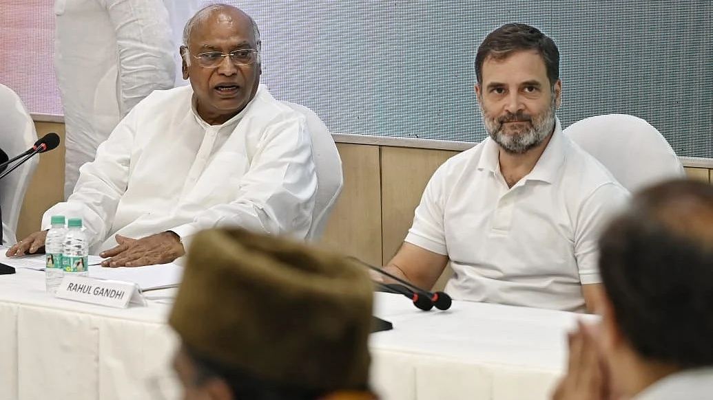 Mallikarjun Kharge and Rahul Gandhi in New Delhi on 3 September (photo: Vipin/NH)