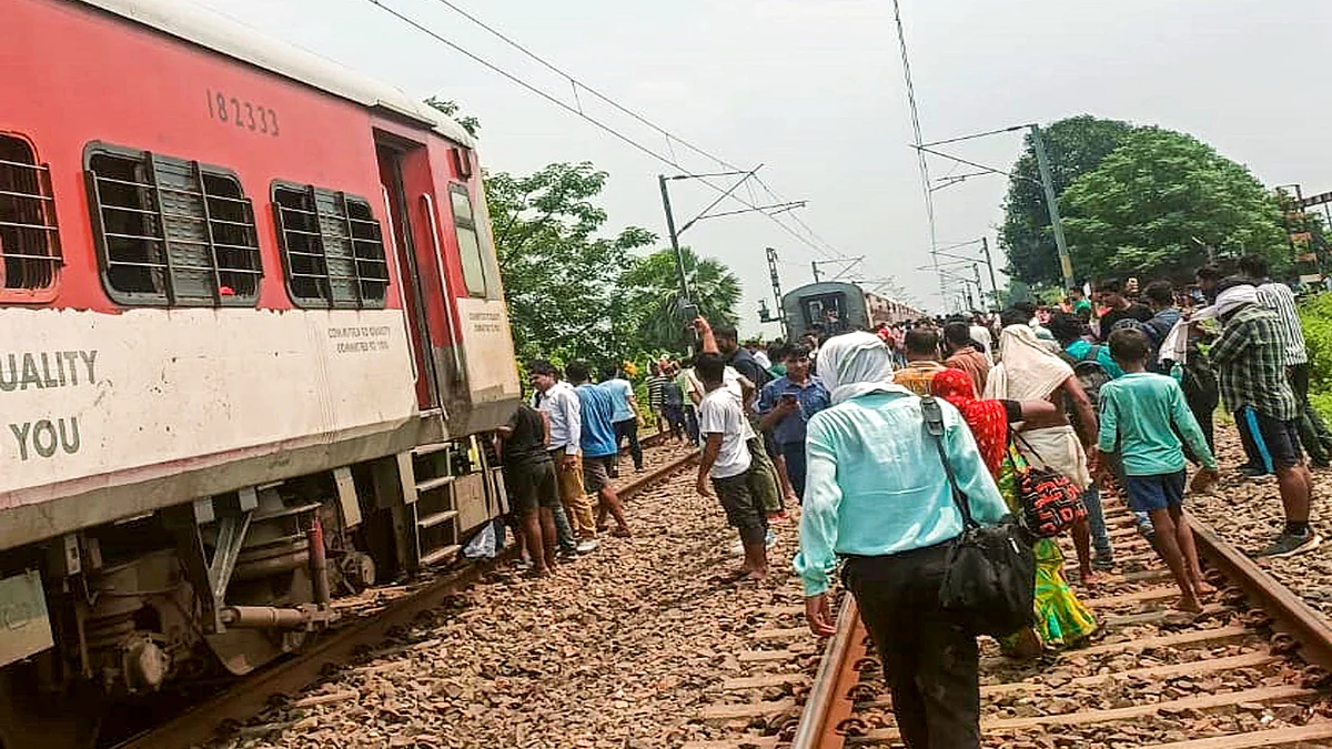 Magadh Express train splits into two near Tudiganj station in Buxar on 8 September (photo: PTI)