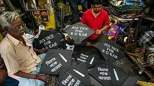 RG Kar case: People offer food, umbrellas to agitating doctors