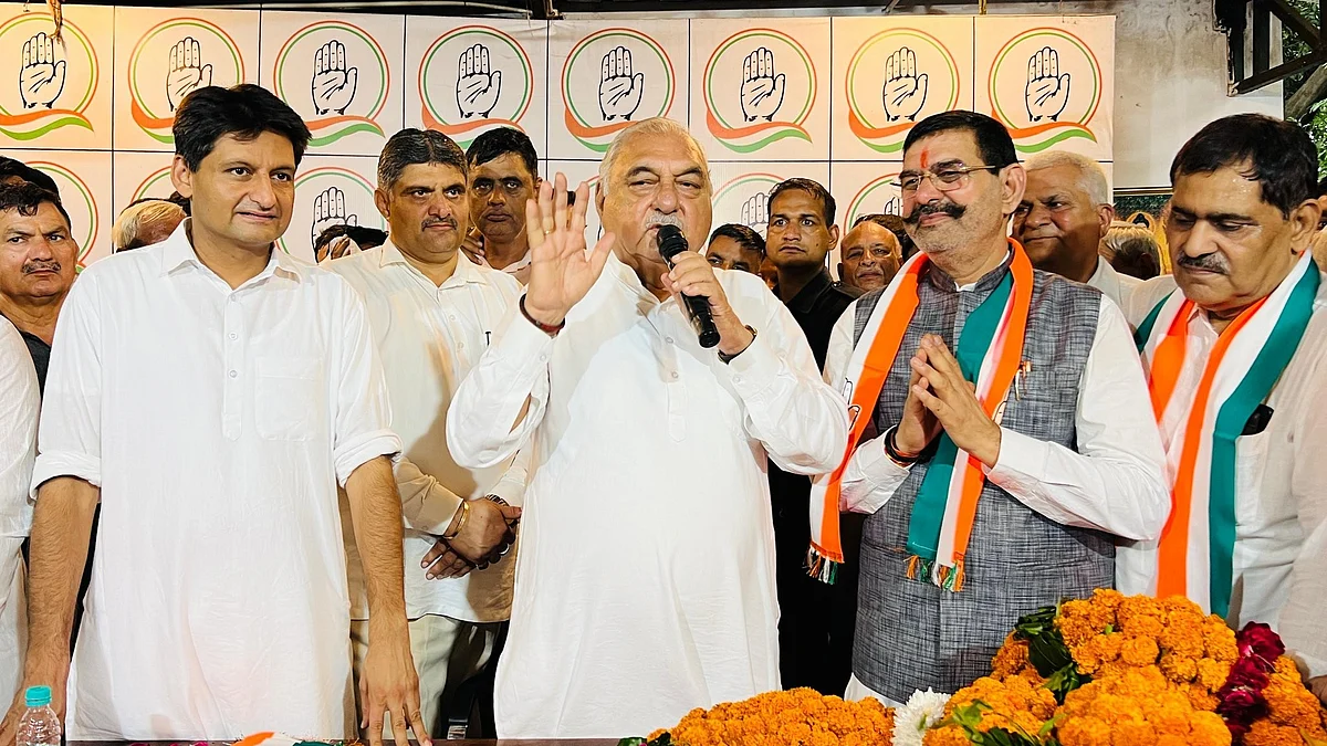 BJP leader G.L. Sharma (right) joins Congress (photo: @BhupinderShooda/X)