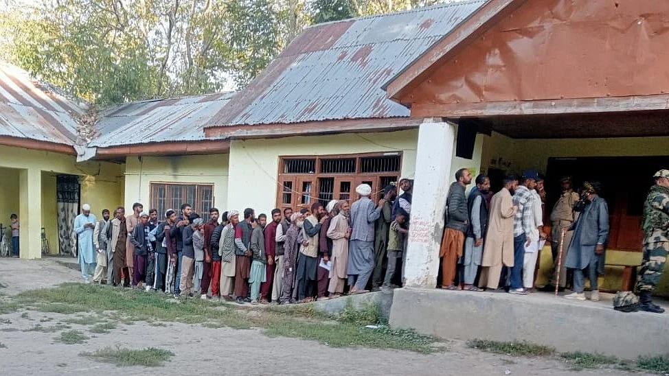 Dooru : People form queues to vote