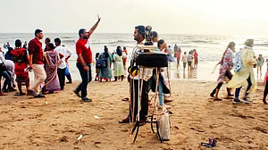 Uday Kumar's curious apparatus on Juhu beach (all photos by author)