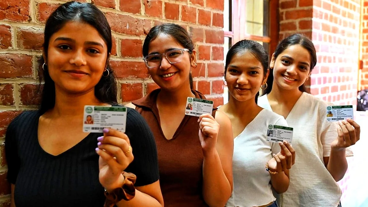 Students line up to vote (photo: Vipin/NH) 