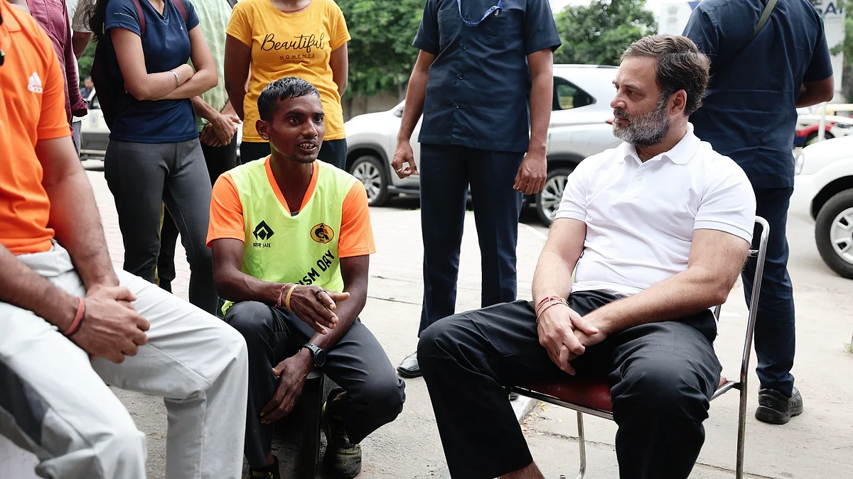 Rahul Gandhi with budding athletes in Haryana (photo: @INCIndia)