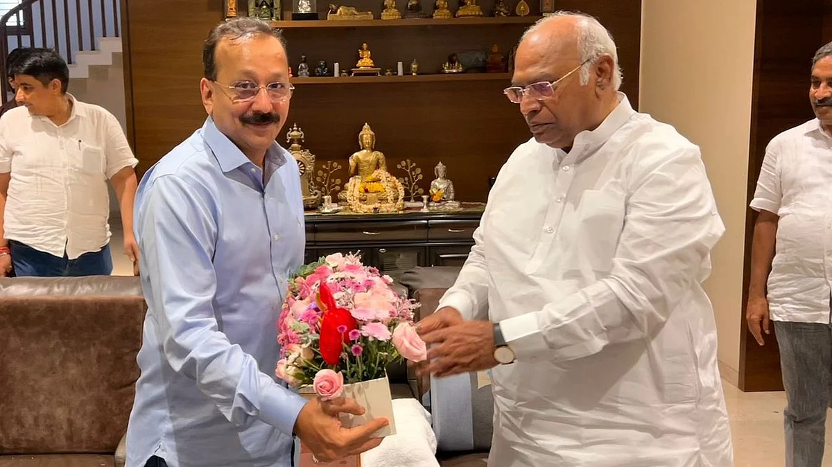 Baba Siddique greets Mallikarjun Kharge on his birthday in 2023