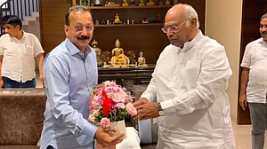Baba Siddique greets Mallikarjun Kharge on his birthday in 2023