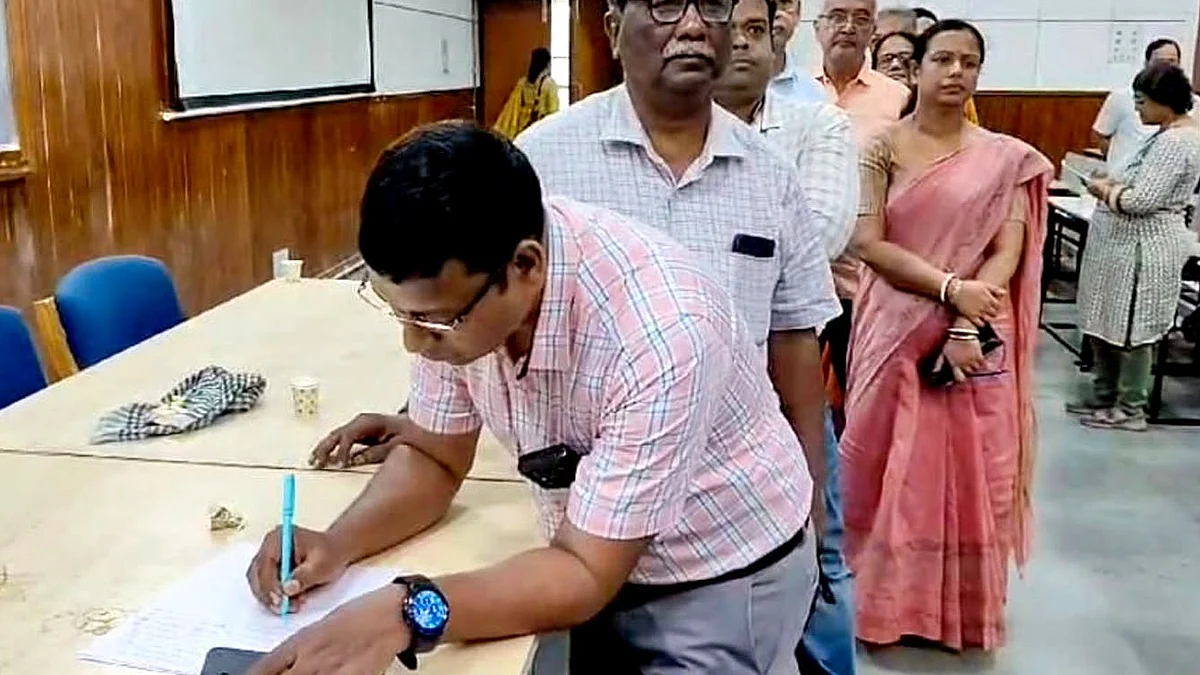 Doctors from R.G. Kar Medical College tender their resignations in a protest letter on 8 Oct 2024
 