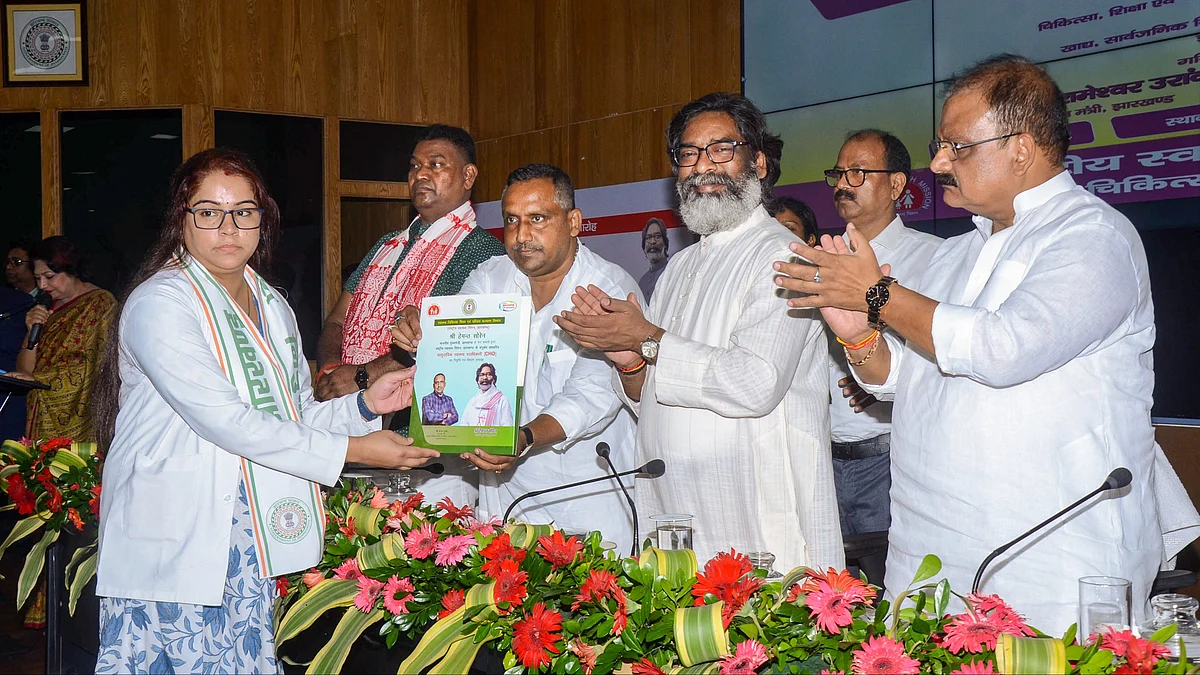 CM Hemant Soren distributes appointment letters to CHO in Ranchi on 14 October (photo: PTI)