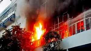 Big fire at Kolkata hospital, takes one life