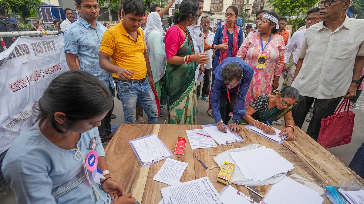Junior doctors hold a mass signature campaign in Kolkata on 17 October (photo: PTI)