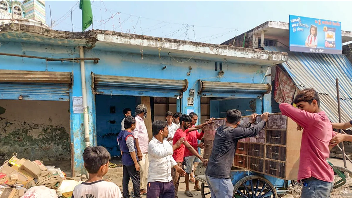 Locals vacate shops after the PWD notices for demolition, Bahraich, 19 Oct. 2024
