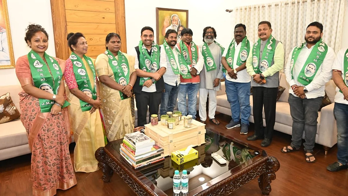 Jharkhand CM Hemant Soren with his party candidates (photo: @deepakbiruajmm/X)