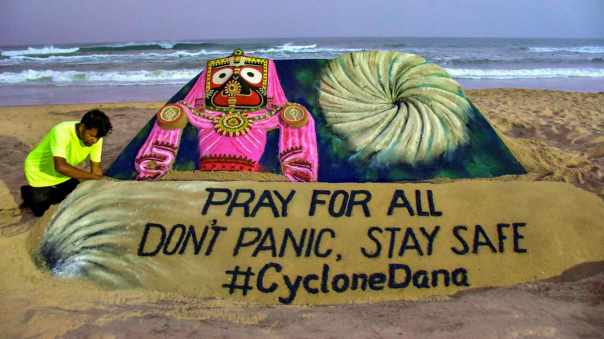 Sand artist Sudarshan Pattanaik creates a sculpture in Puri on 23 October (photo: PTI)