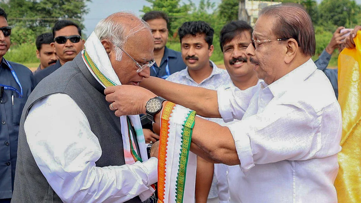 Mallikarjun Kharge being welcomed in Wayanad on 23 October (photo: PTI)