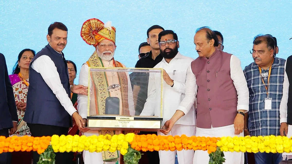 PM Modi with Mahayuti leaders deputy CM Fadnavis (left) CM Eknath Shinde, deputy CM Pawar