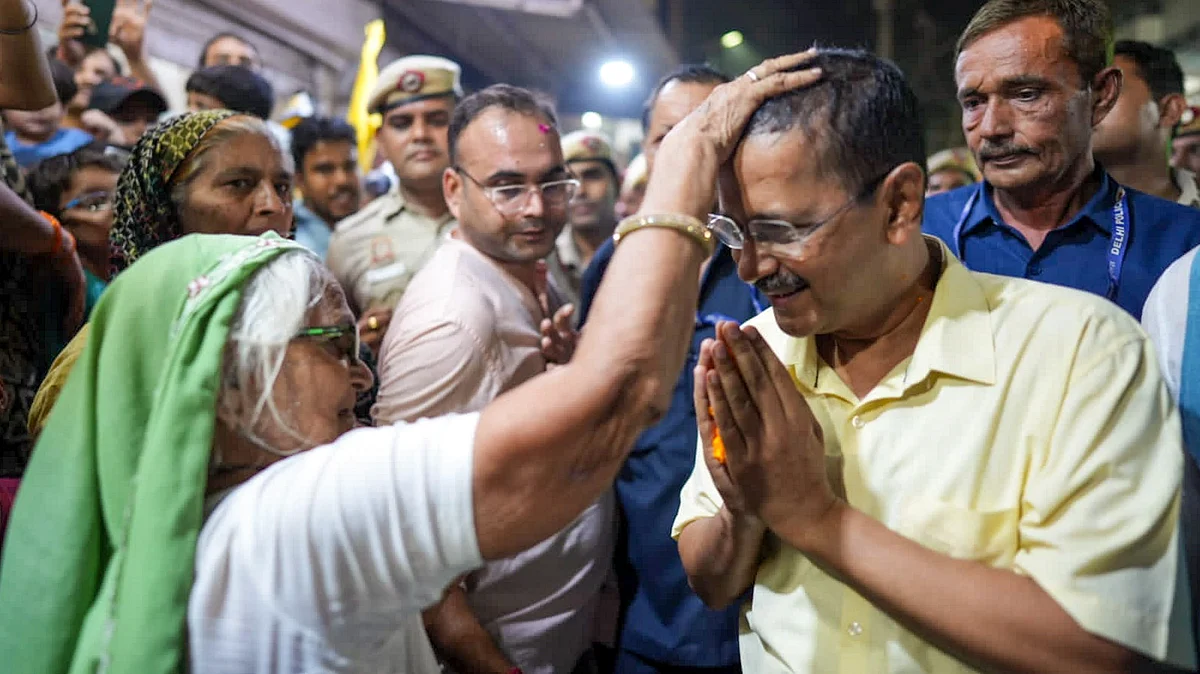 Arvind Kejriwal meets supporters in New Delhi on 26 October (photo: PTI)